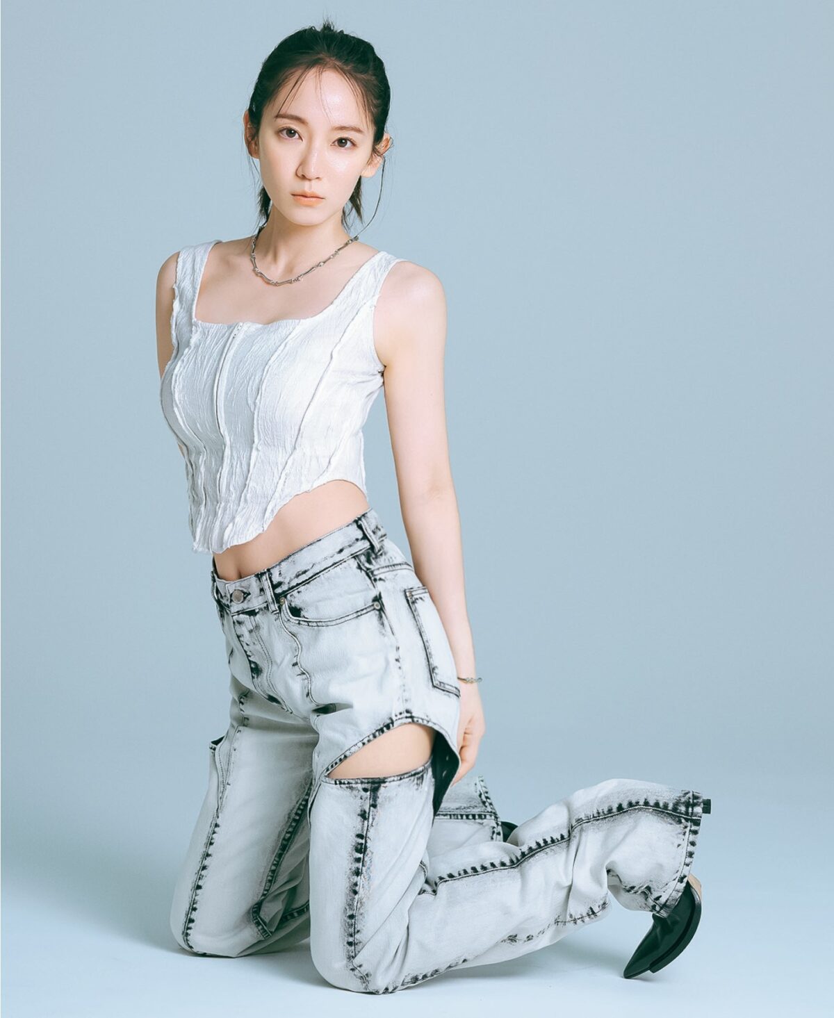 吉岡里帆がまとうモダンなインパクト｜【公式】SPRiNG ONLINE