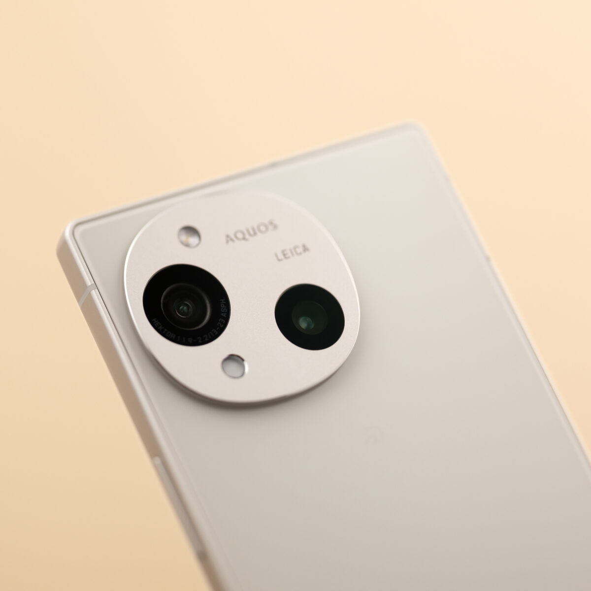 生活空間や装いに心地よくフィットするAQUOS R10