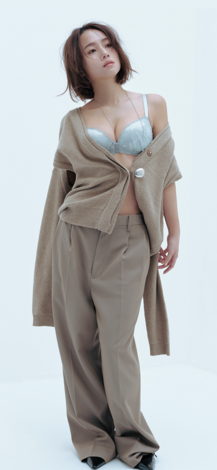 AMPHI×SPRiNGコラボランジェリー＆アイテムを伊原葵がまとう