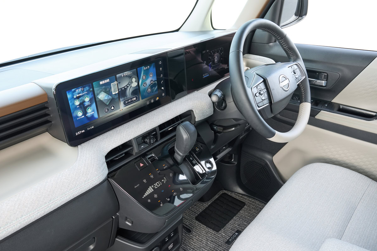日産新型ルークス 運転席